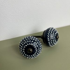 knop donkerblauw steen met witte stipjes