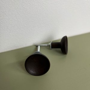 knop gietijzer donkerbruin rond
